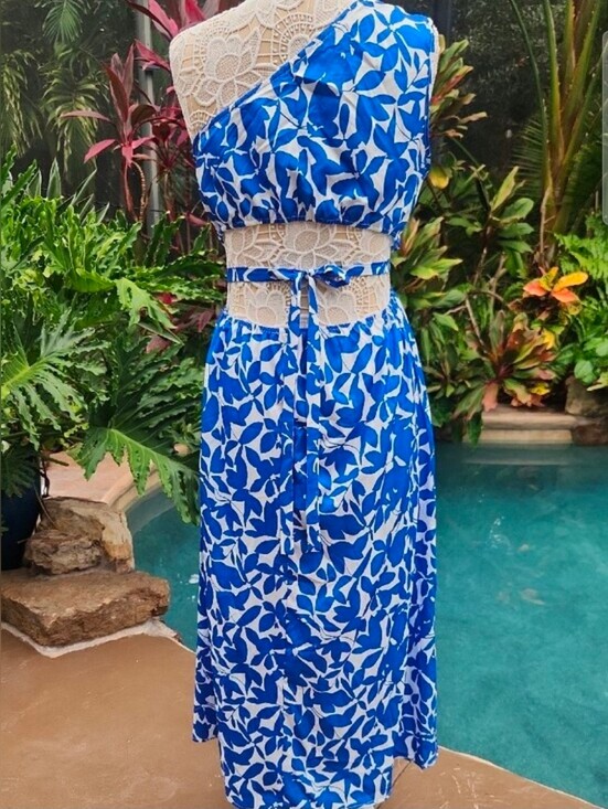 SHEIN Dresses & Skirts - Unique Back!Blue and White Floral Midi Dress With Stunning Back! Large